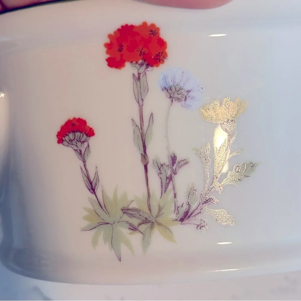 𝅺Louis Lourioux, Wild Flower 1 qt. Oval covered casserole